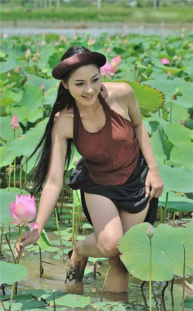 Thái Nhã Vân là một người đẹp ảnh nude từng gây tranh cãi, đặc biệt là bộ ảnh chụp với áo yếm nhưng lại "quên" không mặc nội y.