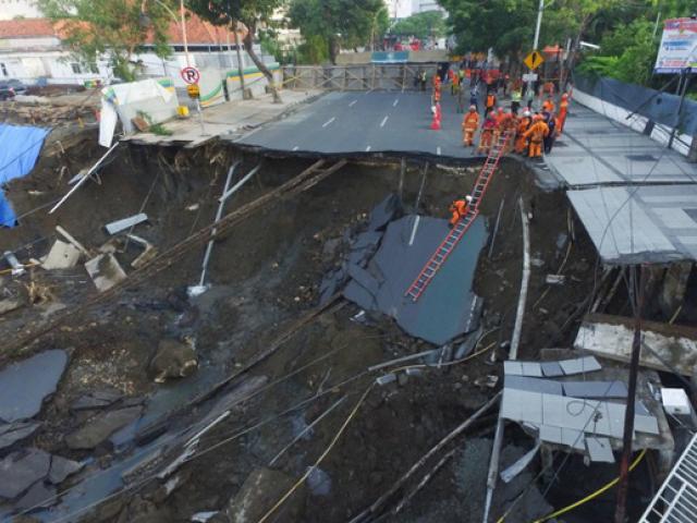 Thế giới - Hố tử thần “khủng” ngốn gần hết 4 làn đường