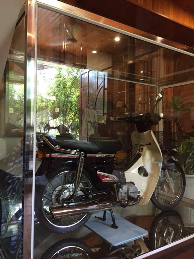 CHOÁNG: Honda Dream 1995 “nhốt” trong tủ kính, giá 8 cây vàng - 2