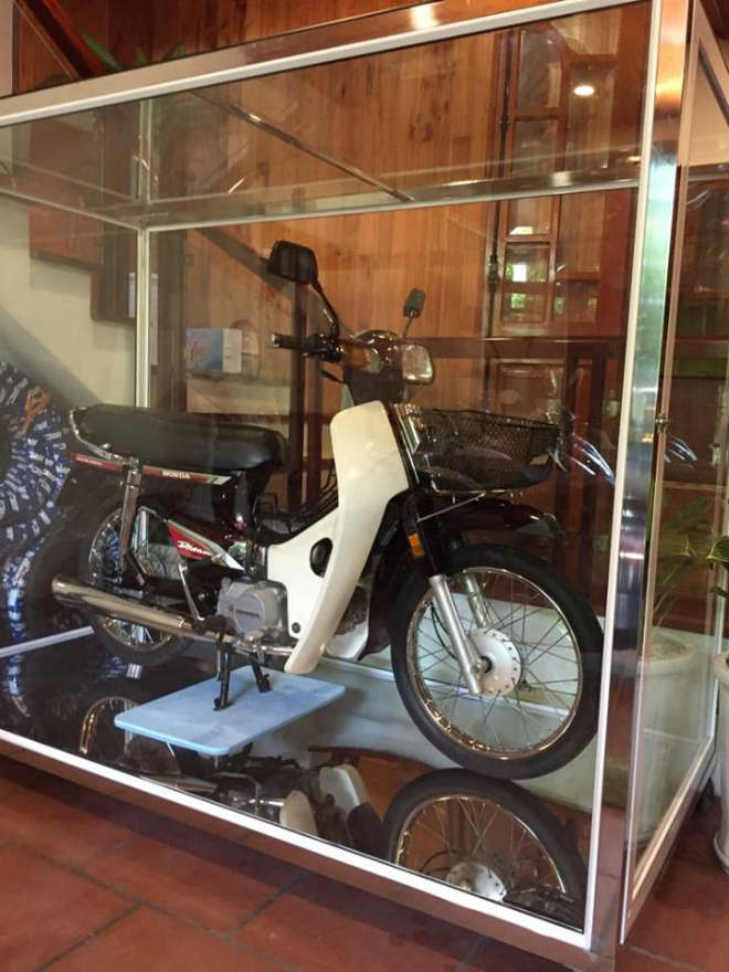 CHOÁNG: Honda Dream 1995 “nhốt” trong tủ kính, giá 8 cây vàng - 3