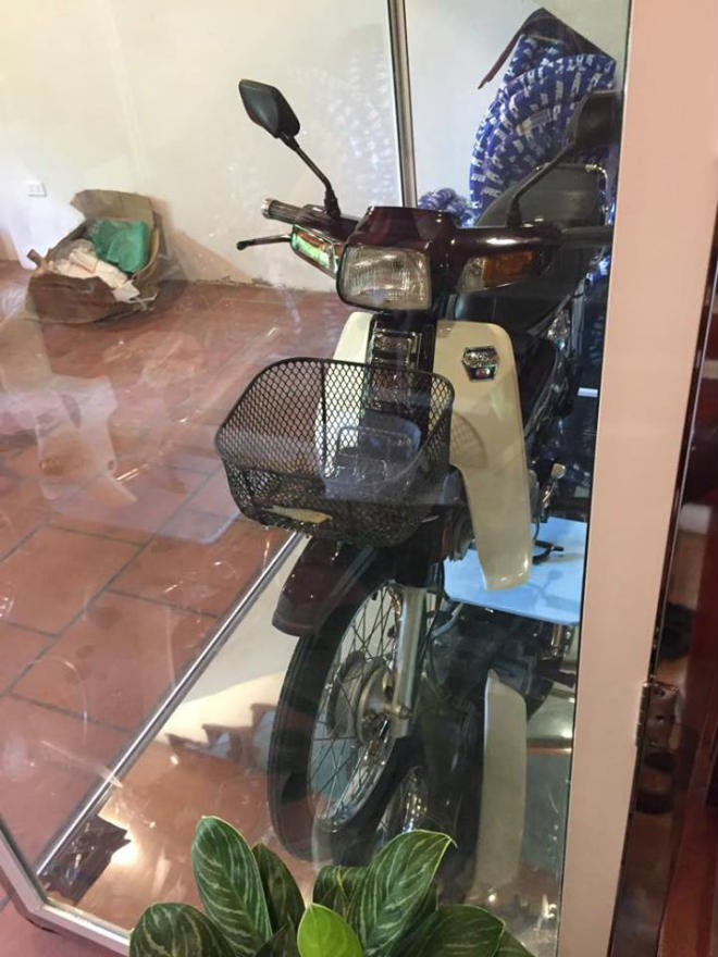 CHOÁNG: Honda Dream 1995 “nhốt” trong tủ kính, giá 8 cây vàng - 6