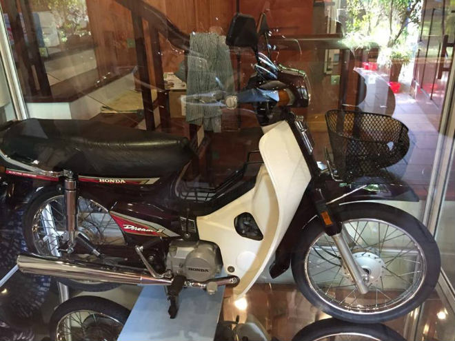 CHOÁNG: Honda Dream 1995 “nhốt” trong tủ kính, giá 8 cây vàng - 4