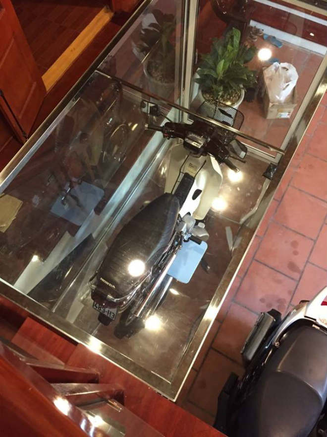 CHOÁNG: Honda Dream 1995 “nhốt” trong tủ kính, giá 8 cây vàng - 10