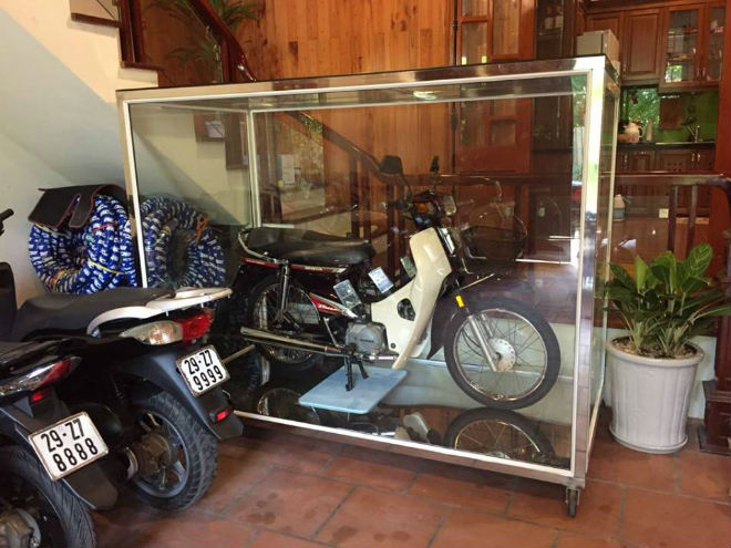 CHOÁNG: Honda Dream 1995 “nhốt” trong tủ kính, giá 8 cây vàng - 7