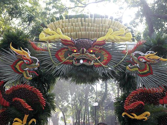 Tin tức trong ngày - Ấn tượng với đôi rồng khổng lồ bằng hoa quả giữa lòng Hà Nội