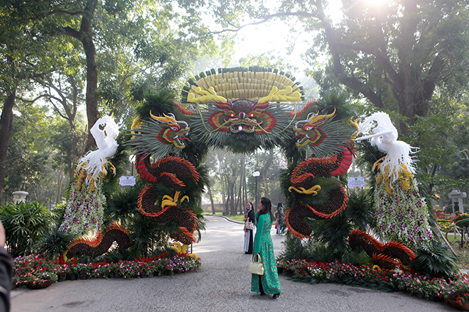 Ấn tượng với đôi rồng khổng lồ bằng hoa quả giữa lòng Hà Nội - 1