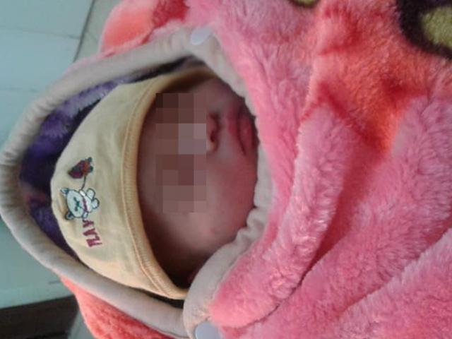 Tin tức trong ngày - Hà Nội: Bé sơ sinh còn nguyên dây rốn bị bỏ rơi trước cửa nhà dân lúc rạng sáng