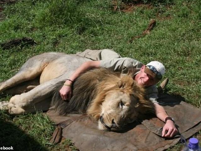 Thế giới - Nam Phi: Thợ săn bị voi nặng 6 tấn lên cơn động đực giẫm chết