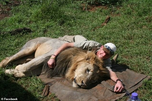 Nam Phi: Thợ săn bị voi nặng 6 tấn lên cơn động đực giẫm chết - 2