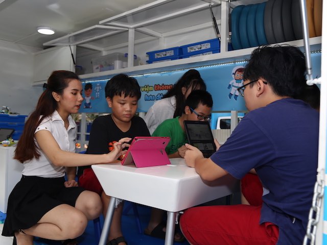 Công nghệ thông tin - Samsung "đóng gói" loạt thiết bị công nghệ trong thư viện lưu động thời @