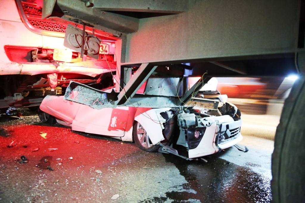 Phát hoảng với hình ảnh ô tô vỡ nát ngay dốc cầu “tử thần” sau tai nạn liên hoàn - 1