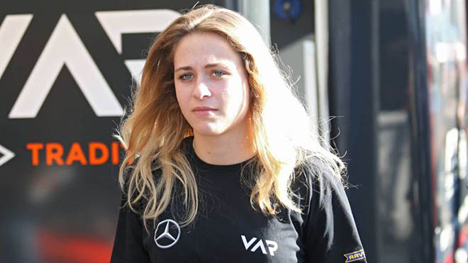 Đua xe F1: Ferrari “đặt gạch”, mỹ nhân trở lại sau tai nạn kinh hoàng - 3