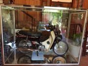 Thế giới xe - CHOÁNG: Honda Dream 1995 “nhốt” trong tủ kính, giá 8 cây vàng