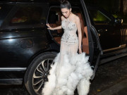 Đời sống Showbiz - Mỹ nhân cạnh tranh với Hoàng Thùy Linh ở khoảnh khắc xuống xe đẹp nhất là ai?