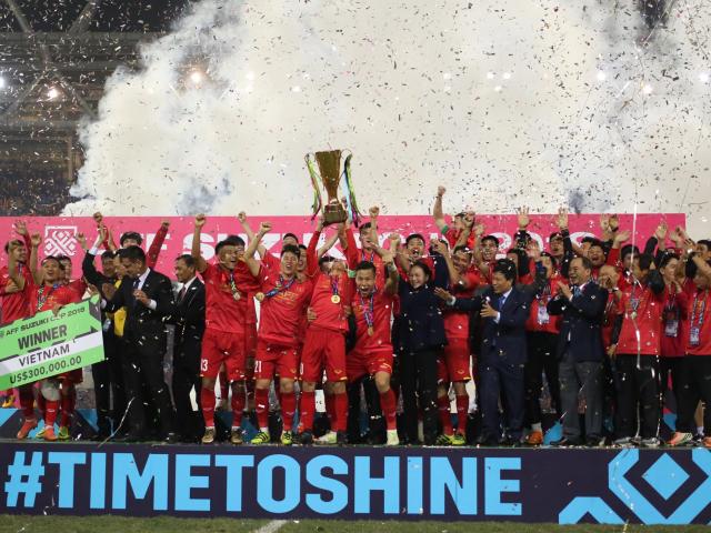Ngã ngửa thứ hạng FIFA của ĐT Việt Nam: Vì sao vô địch AFF Cup vẫn thứ 100?