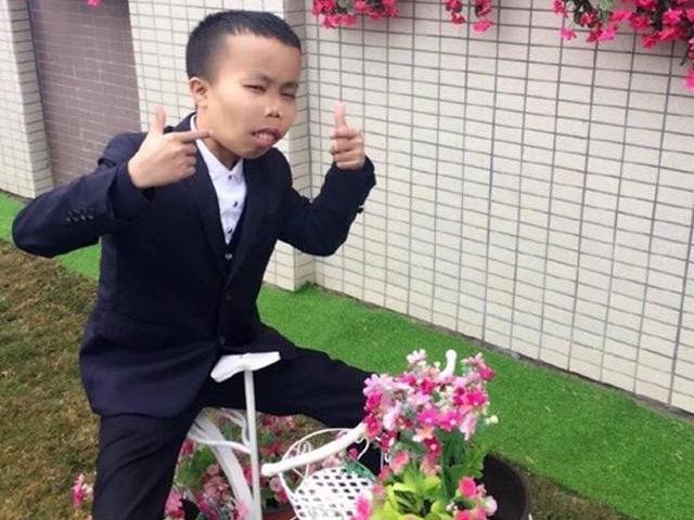 Bạn trẻ - Cuộc sống - "Đại gia xấu xí" Trần Sơn trở lại với vẻ bảnh bao khác lạ