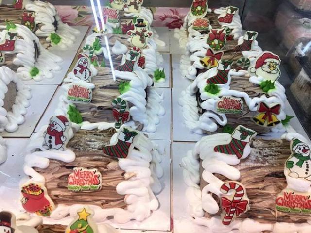 Thị trường - Tiêu dùng - Bánh hình ông già Noel hút người mua dịp Giáng sinh