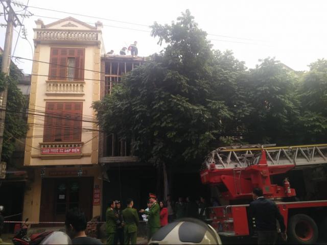 Tin tức trong ngày - Để sắt chạm vào dây điện 3 pha, thợ xây tử vong tại chỗ