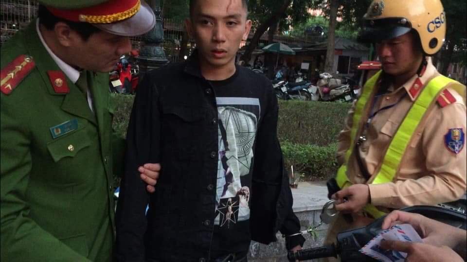 Có tật giật mình, thanh niên vứt xe máy "thi chạy" với công an - 1