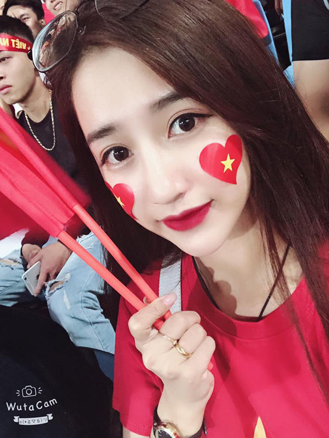 Cô nàng là &#34;fan ruột&#34; của bóng đá Việt, từng nhiều lần đến sân cỏ cổ vũ.&nbsp;