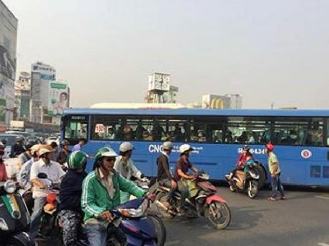 Pháp luật - Chạy ngược vòng xoay, tài xế xe buýt vác hung khí đuổi người dân