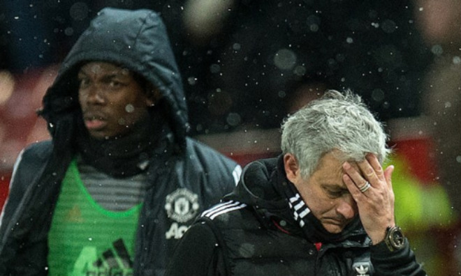 MU sa thải Mourinho: Pogba ăn mừng quá khích, Carrick bức xúc &#34;dằn mặt&#34; - 1