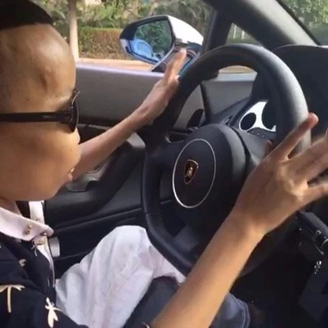 "Đại gia xấu xí" Trần Sơn trở lại với vẻ bảnh bao khác lạ - 1