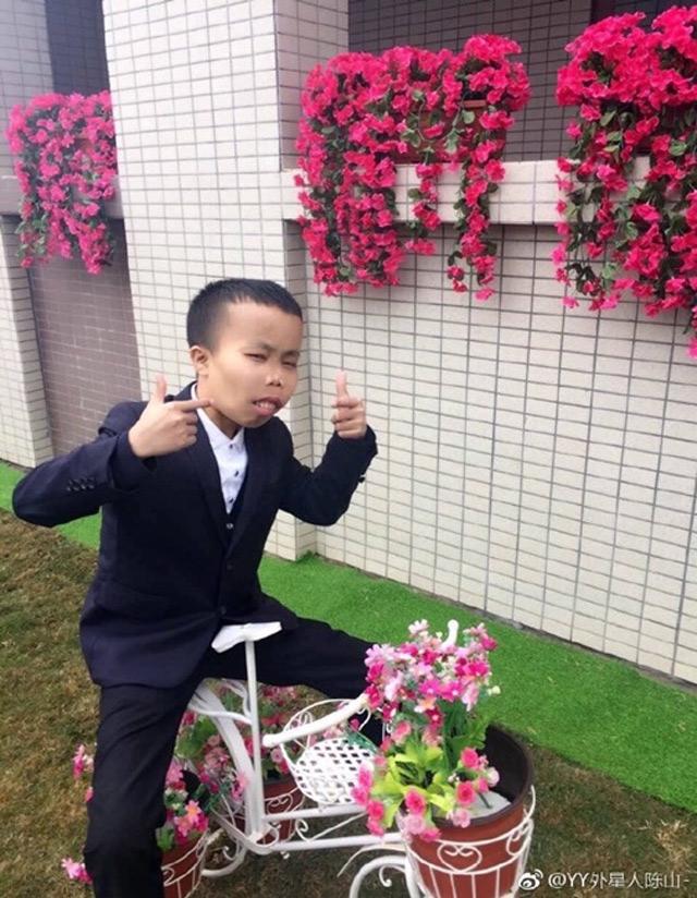 "Đại gia xấu xí" Trần Sơn trở lại với vẻ bảnh bao khác lạ - 6