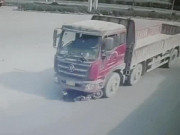 Thế giới xe - SỐC: Xe tải cuốn xe máy vào gầm, lái xe bò liên tục thoát thân