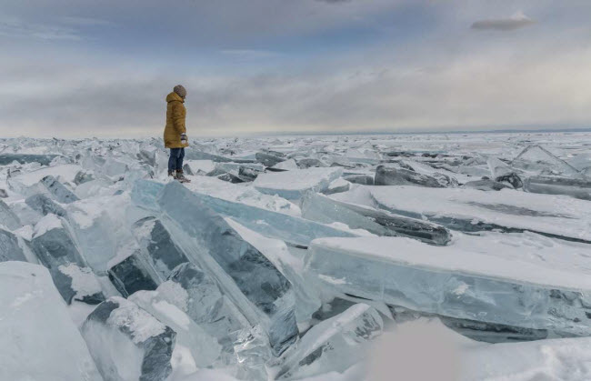 Hồ Baikal – Nga: Những bức tượng băng tự nhiên trên hồ Baikal tạo nên cảnh tượng khác lạ không giống bất kỳ nơi nào khác trên thế giới.
