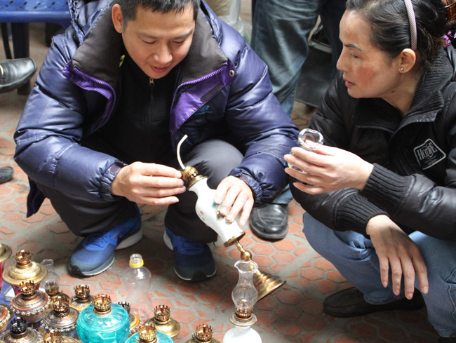 Chẳng bao lâu sau, những chiếc đèn thắp sáng bằng dầu hỏa được giới nhà giàu Việt sử dụng.