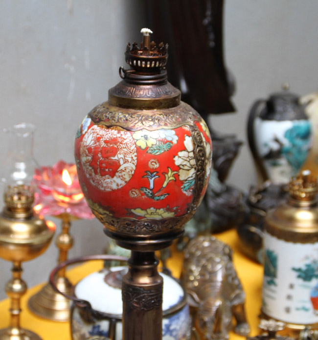 Những chiếc đèn dầu được người Pháp chế tác với&nbsp;hoa văn cầu kỳ, tinh xảo hiện có giá trị từ vài triệu đến vài chục triệu đồng/1 chiếc.