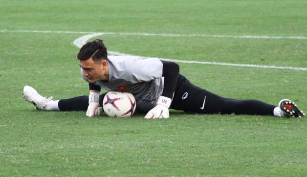 Thủ môn Đặng Văn Lâm hút mắt khi ép dẻo, xoạc chân như vũ công ba lê - 4