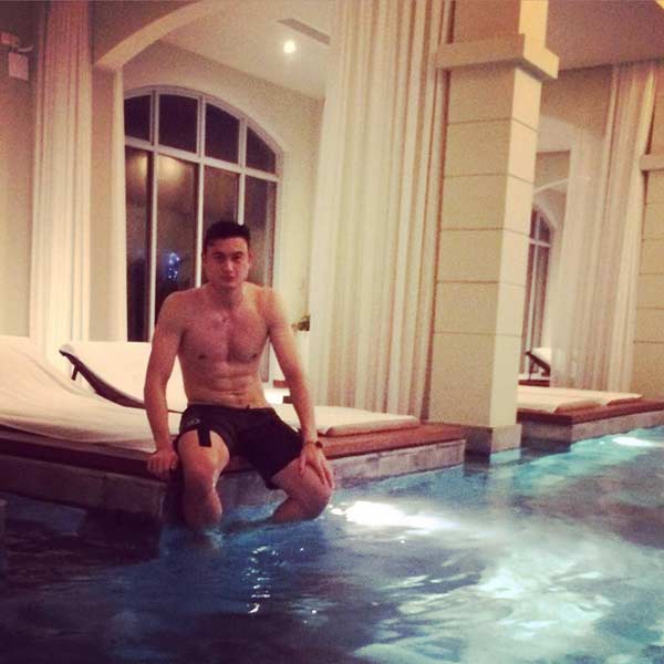 Thủ môn Đặng Văn Lâm hút mắt khi ép dẻo, xoạc chân như vũ công ba lê - 10