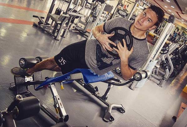 Thủ môn Đặng Văn Lâm hút mắt khi ép dẻo, xoạc chân như vũ công ba lê - 7