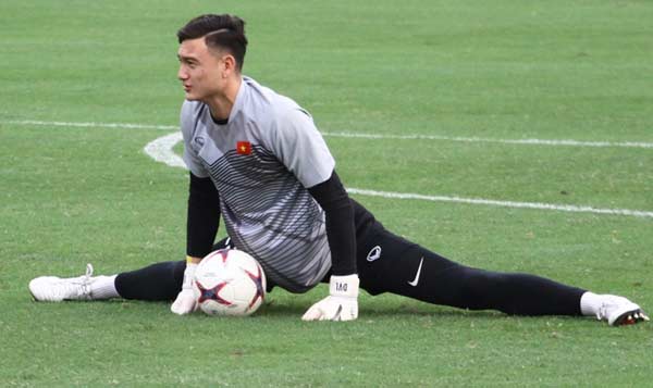 Thủ môn Đặng Văn Lâm hút mắt khi ép dẻo, xoạc chân như vũ công ba lê - 5