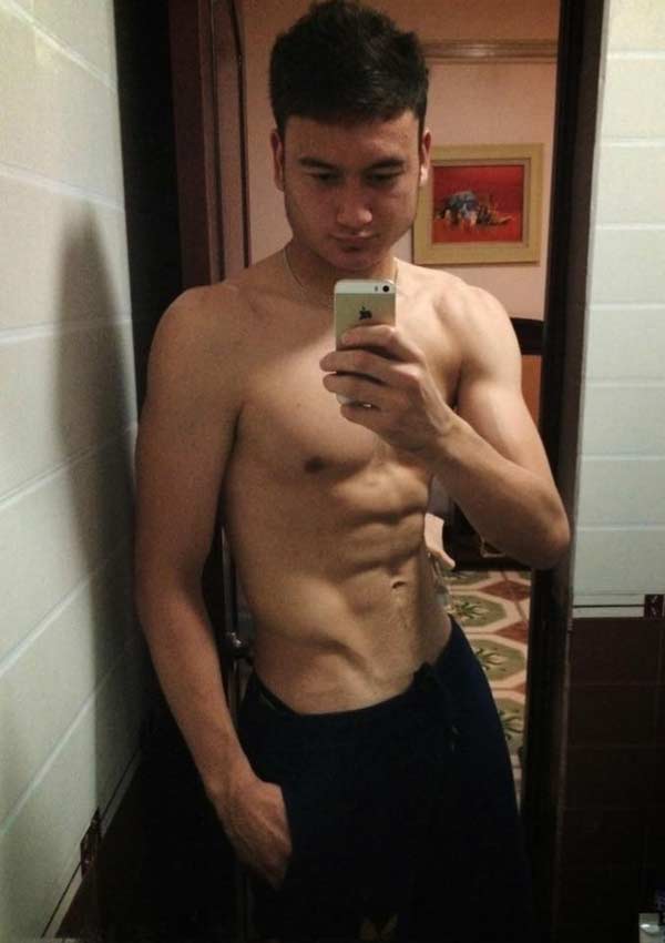 Thủ môn Đặng Văn Lâm hút mắt khi ép dẻo, xoạc chân như vũ công ba lê - 9