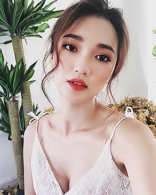 Cô nàng sinh năm 1994, Nghệ An, nổi tiếng với hình ảnh nữ PG làm lu mờ dàn người đẹp Kinh Bắc, lọt top 10 Hoa hậu Hoàn vũ Việt Nam 2017.  
