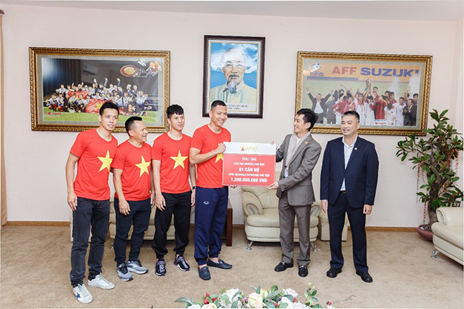 Apec Group trao thưởng 5,4 tỷ đồng cho đội tuyển quốc gia Việt Nam - 1
