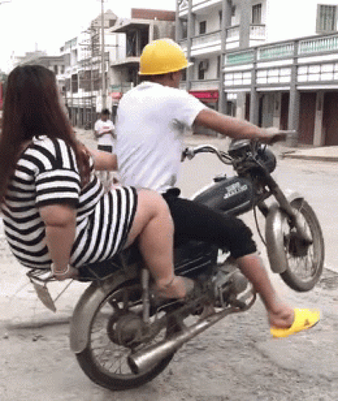 Video: Phì cười cảnh lái xe gầy chở bạn gái “quá béo” ngã ngửa ra sau - 1