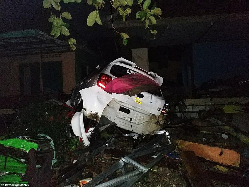 Sóng thần bất ngờ ập vào Indonesia, hàng trăm người thương vong - 1