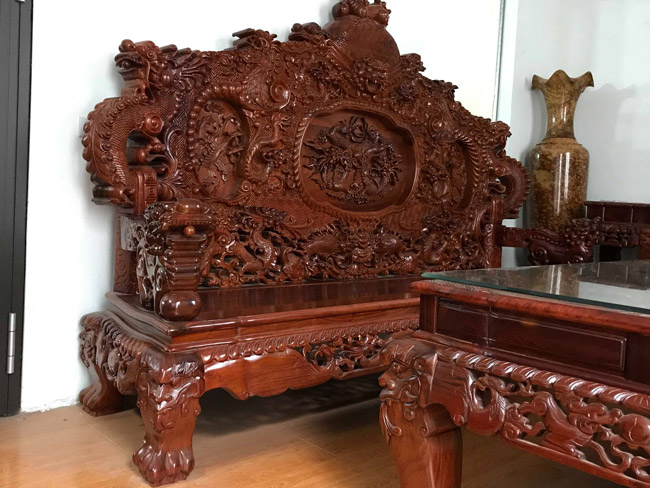 Riêng ghế đoản có chiều dài 2,24 mét và rộng 0,64 mét, nặng 250 kg.
