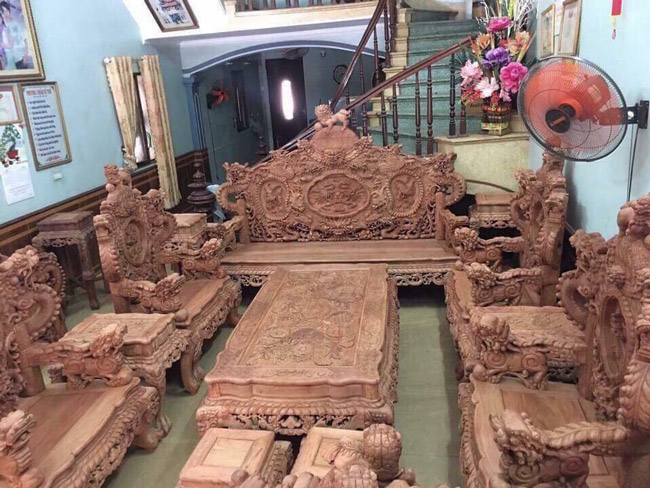 “Đây là loại gỗ trắc đỏ, có xuất xứ từ bên Lào. Đầu tiên, mình định để mộc, tuy nhiên khi về sử dụng một thời gian thấy không ưng&nbsp;nên&nbsp;tuyển thợ về giáp lại” - vị đại gia này cho hay.