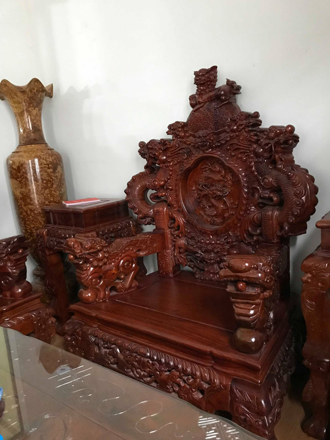 “Đây là bộ bàn ghế nghê rồng, chế tác hoàn toàn bằng thủ công nên khá tốn kém là vậy” - chủ nhân cho biết.