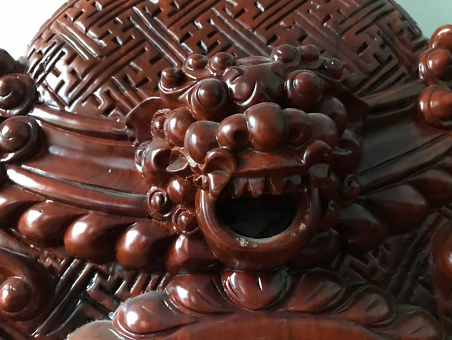 Lý giải về hình đầu rồng đang há miệng, trợn mắt ở chính giữa ghế đoản, vị chủ nhân này nói: “Ý tưởng của mình đó là tâm điểm của bộ bàn ghế, nó chứng tỏ sức mạnh, tâm điểm để hút mọi thứ xung quanh”.