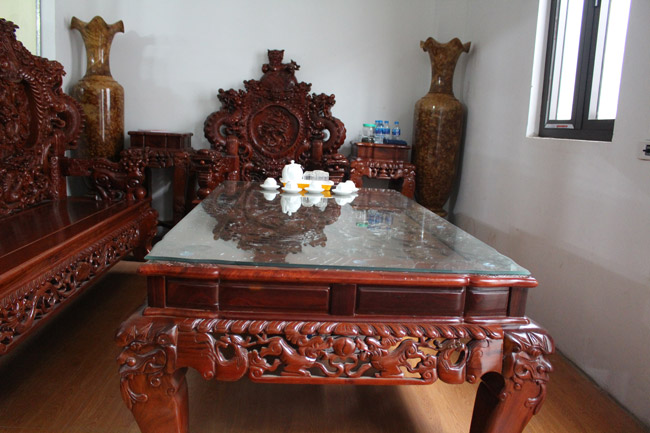 8 công nhân làm trong vòng gần 10 tháng trời mới hoàn thiện được bộ bàn ghế này.