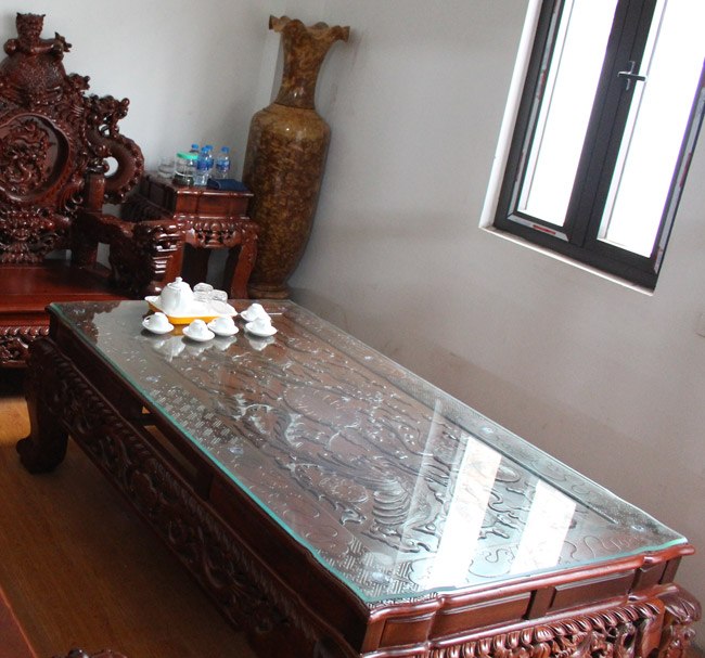 Chiếc bàn trông khá đơn sơ, tuy nhiên, để di chuyển được chiếc bàn này, phải cần từ 4-5 người khỏe mạnh.