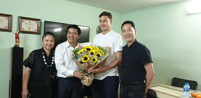 &#34;Chim công làng múa&#34; tiễn thủ môn Lâm Tây đi chuẩn bị Asian Cup - 8