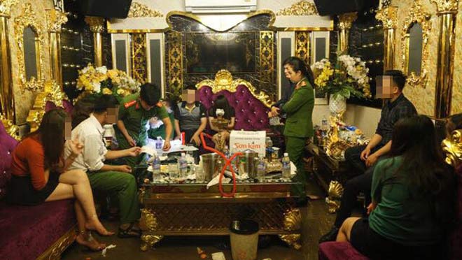 Trinh sát kể chuyện bắt “sếp” ngân hàng, giáo viên tại “tiệc&#34; ma tuý ở quán karaoke - 1