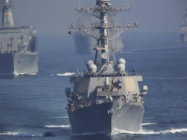 30 tàu Iran phóng rocket về phía tàu sân bay Mỹ ở vịnh Ba Tư
